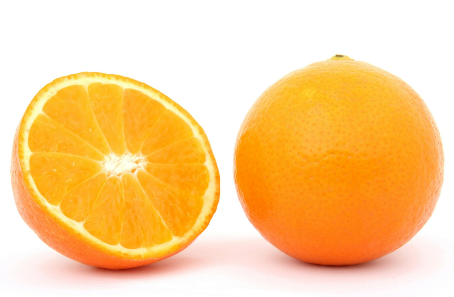 Una naranja completa y otra partida por la mitad